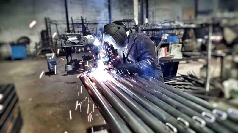 Какие материалы используют при изготовлении уличного спортивного оборудования в Астрахани?